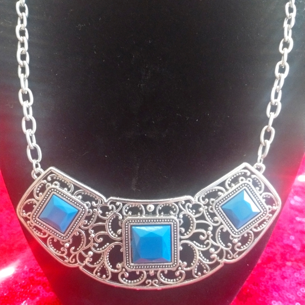 Paparazzi short silver/blue bib style necklace 🩵